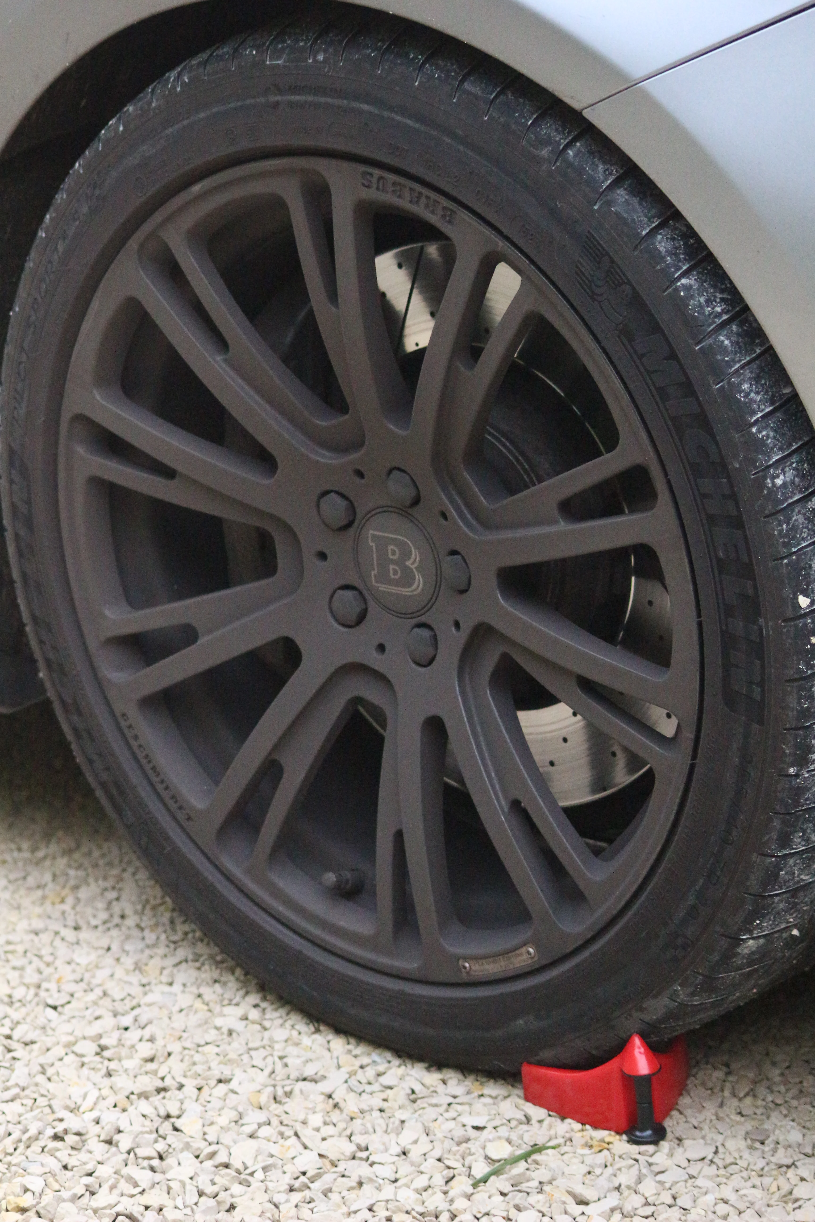 Image avant de la jante sale de la voiture Brabus