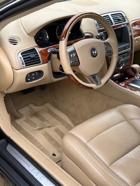 Image après de l'intérieur conducteur de la Jaguar