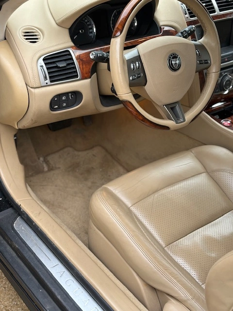 Image avant de l'intérieur conducteur de la Jaguar