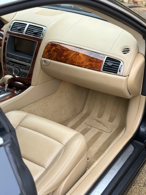 Image après de l'intérieur passager de la Jaguar
