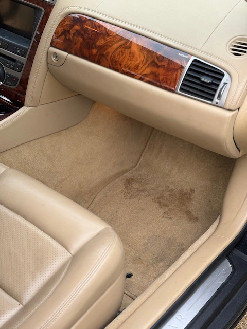 Image avant de l'intérieur passager de la Jaguar