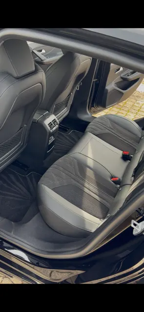 Image après de l'arrière de la Peugeot