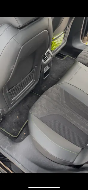 Image avant de l'arrière de la Peugeot